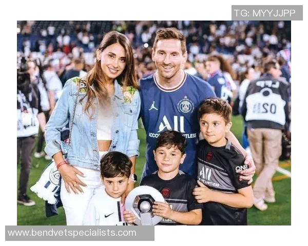 足球巨星梅西的爱情生活揭秘他与妻子的甜蜜故事与家庭生活